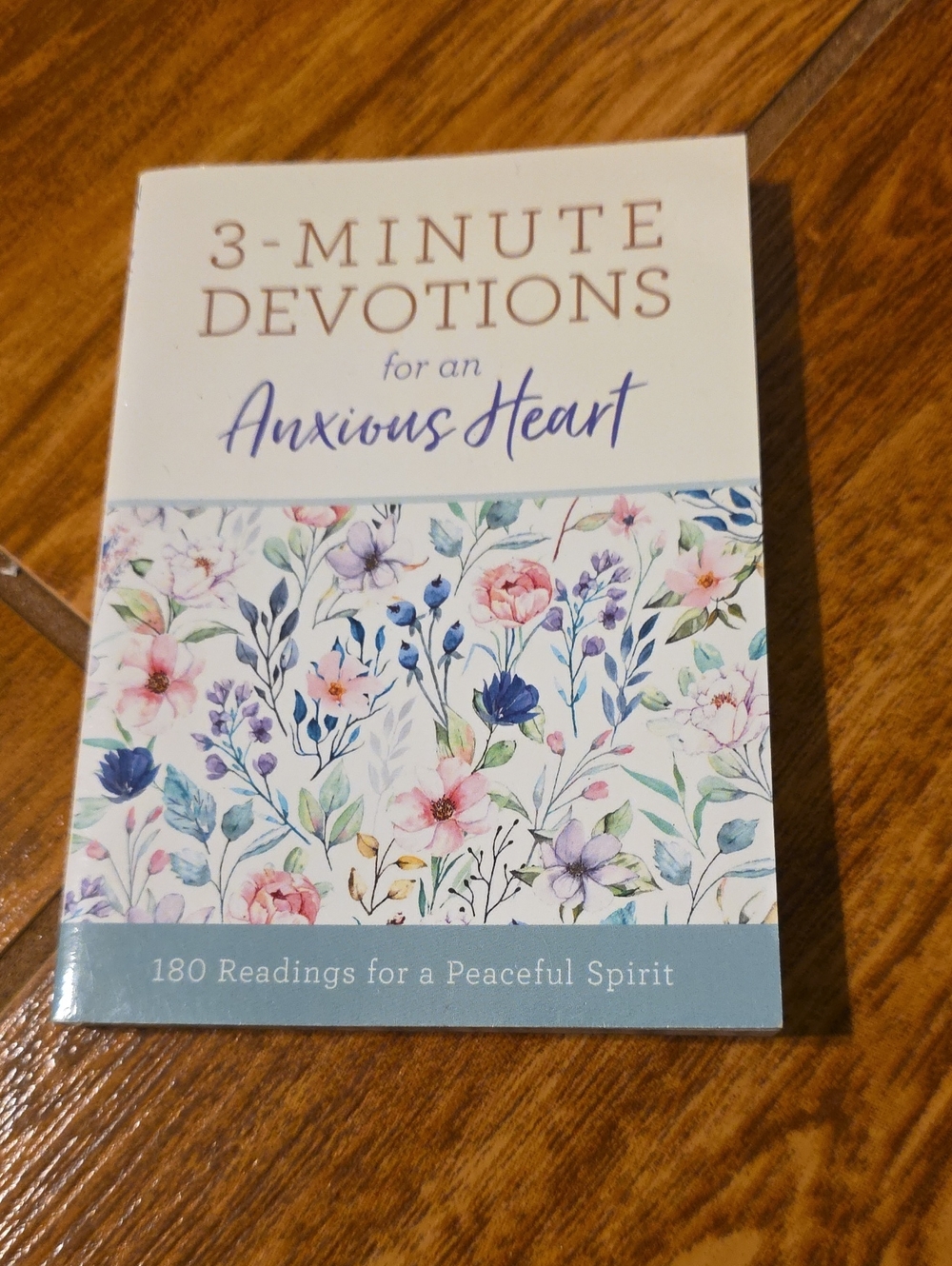 3-Minute Devotions for an Anxious Heart - Floral White & Blue Cover